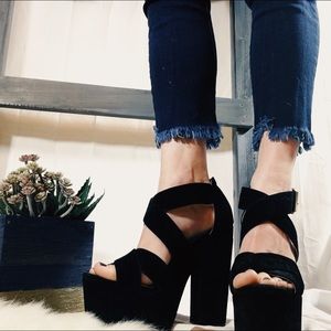 Luichiny chunky black strappy plataform high heels